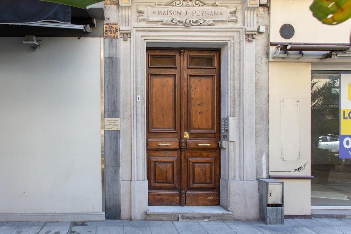 Gioa- Avec Balcon, Place Garibaldi -paillon * Nizza