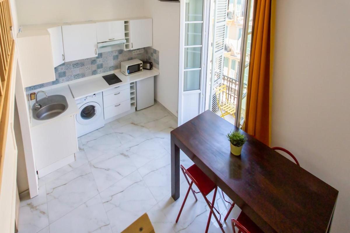 Gioa- Avec Balcon, Place Garibaldi -paillon Nizza