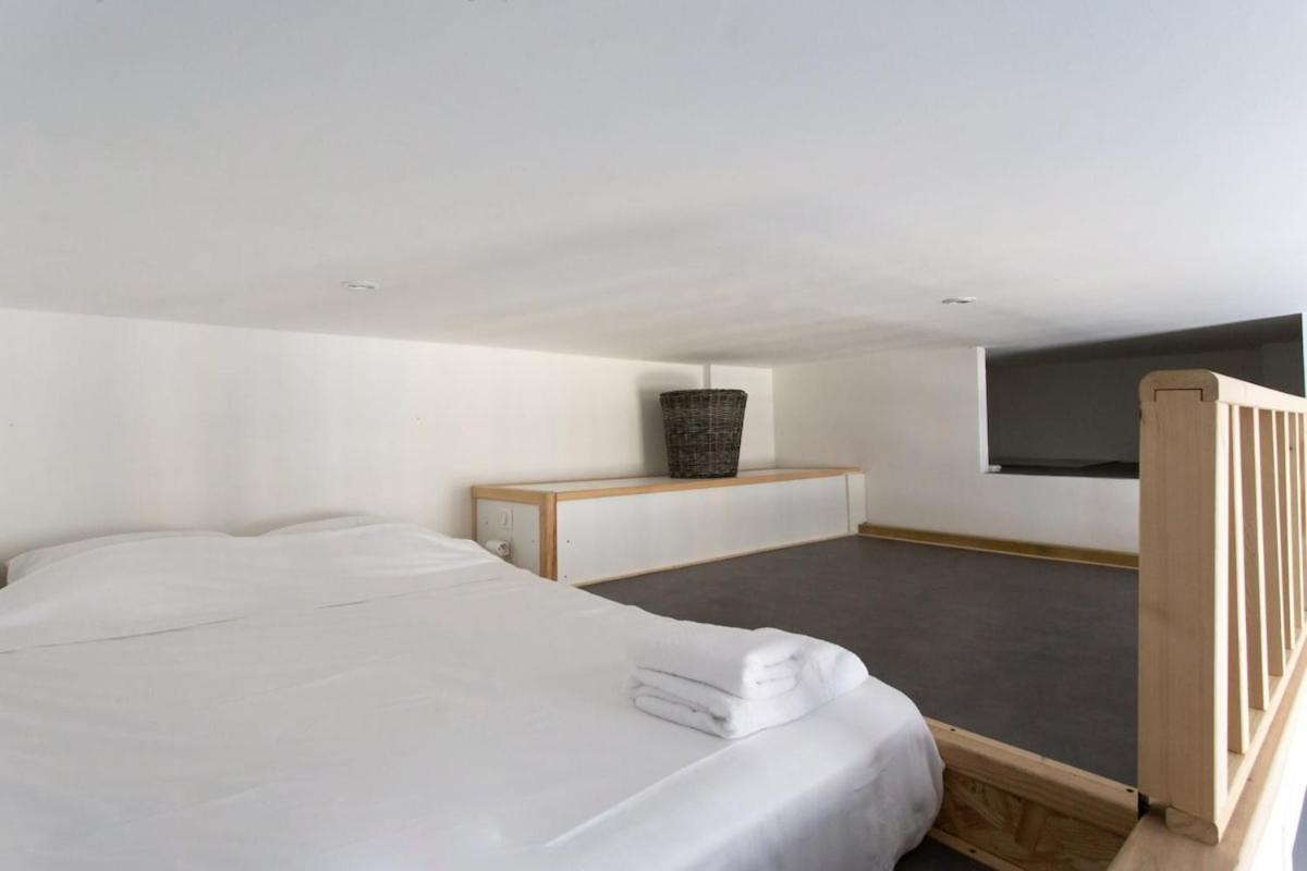 Gioa- Avec Balcon, Place Garibaldi -paillon *